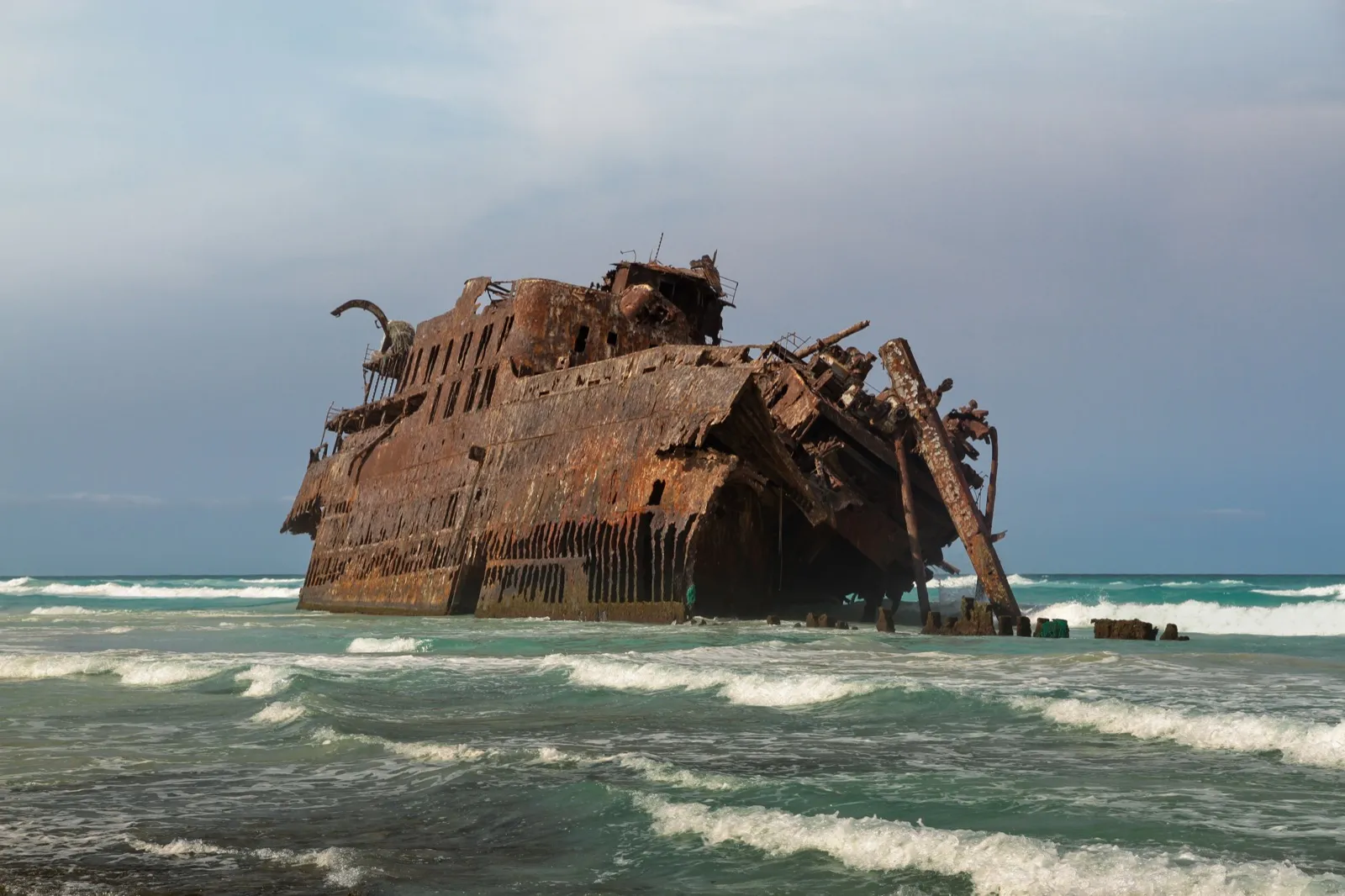 Rostender Rumpf des Schiffswracks Cabo Santa Maria, das in der Brandung auf Boa Vista steht