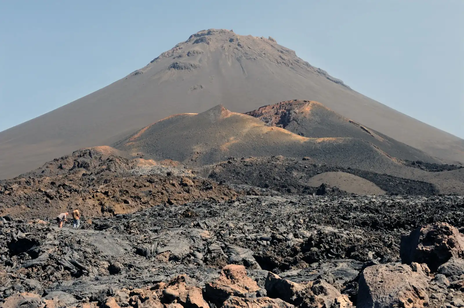 Der kahle Kegel des Pico do Fogo erhebt sich über schwarzen Lavafeldern in Chã das Caldeiras
