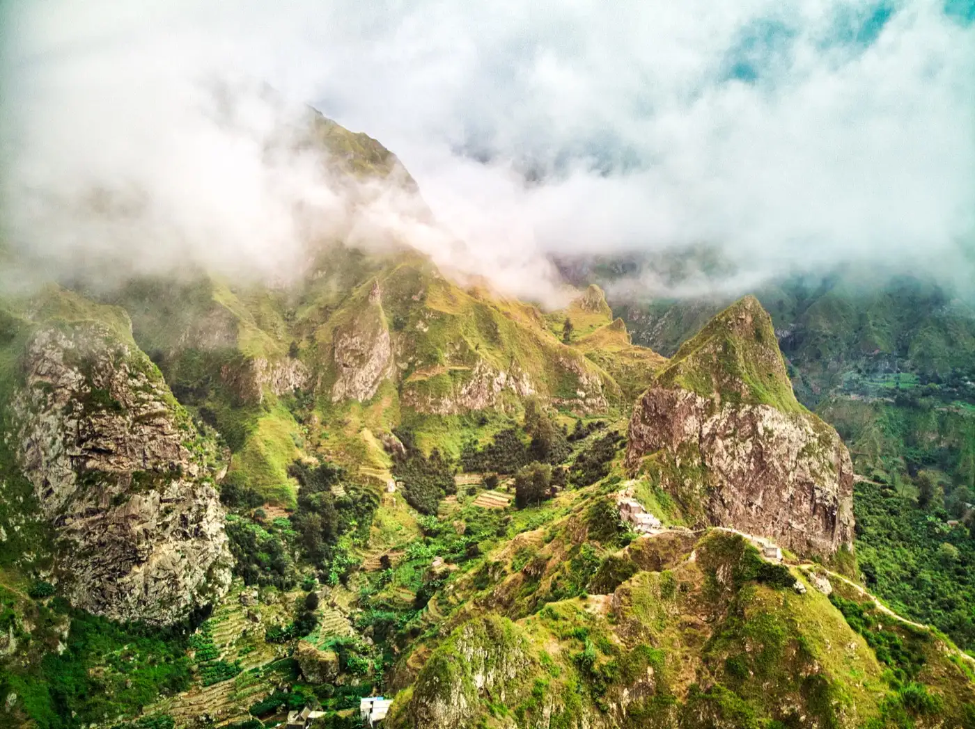 Wolken ziehen über die schroffen Gipfel und landwirtschaftlich genutzten Terrassen des Paúl-Tals, Santo Antão
