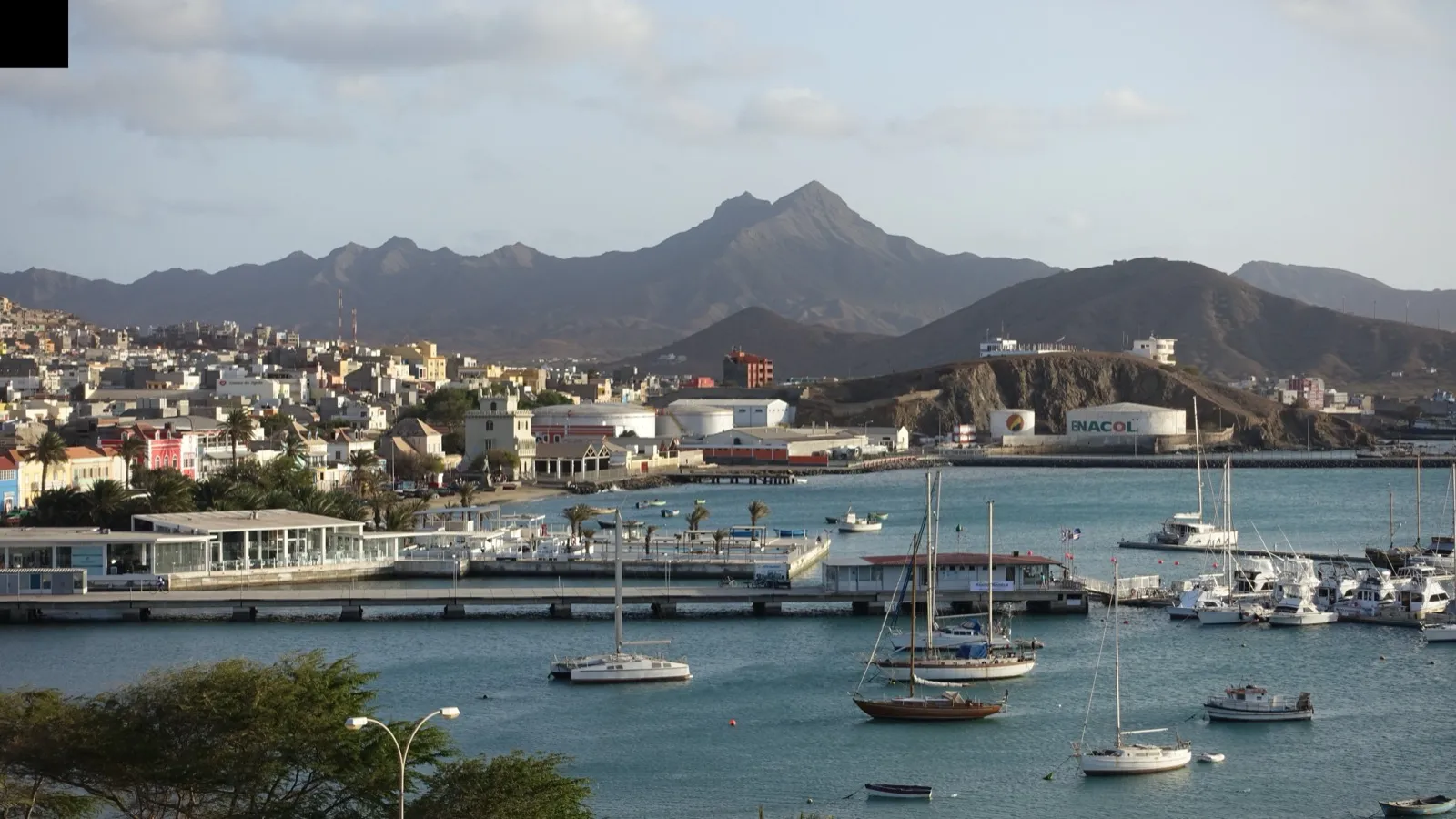 Abendlicht über der Bucht von Mindelo und Porto Grande mit dem Bergrücken Monte Cara dahinter, São Vicente